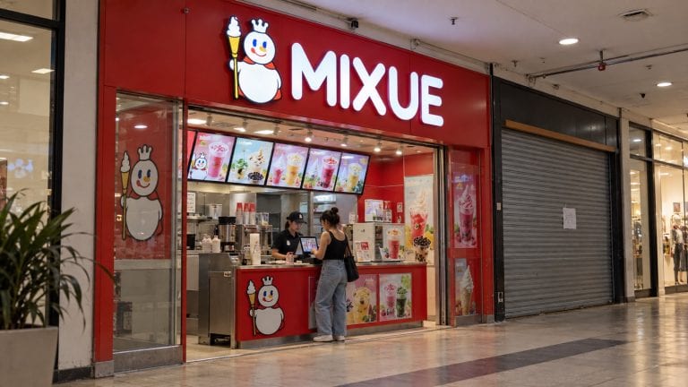 Mixue freia a expansão no Brasil: o que o ritmo da rede diz a quem pensa em franquias